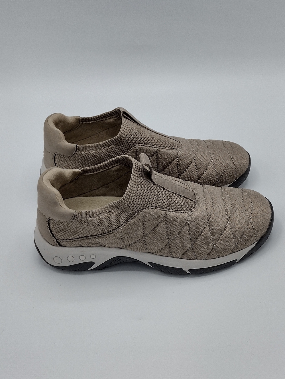 Easy Spirit Woman's Size 7.5   Slip On Walking Outdoor Shoes New